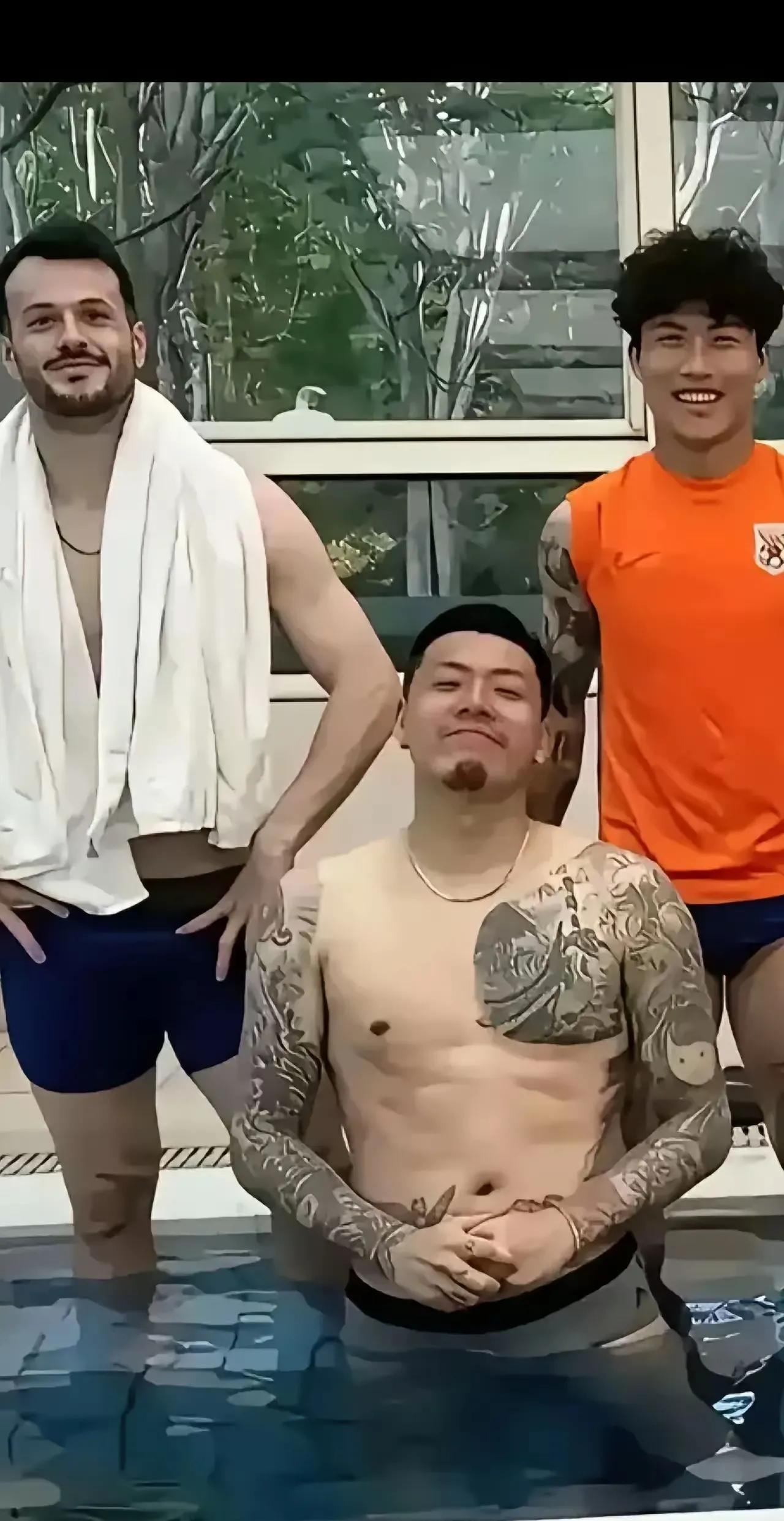 纹身已经是国足的标配，没有纹身都不好意思入选国足了。纹身队员易让公众与不良群体