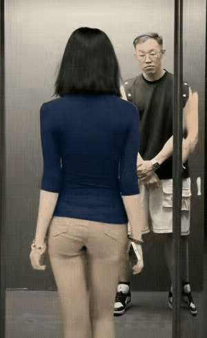 都说女追男隔层纱，兄弟，你过分了，直接把美女推出电梯是什么操作，这位美女身材高挑