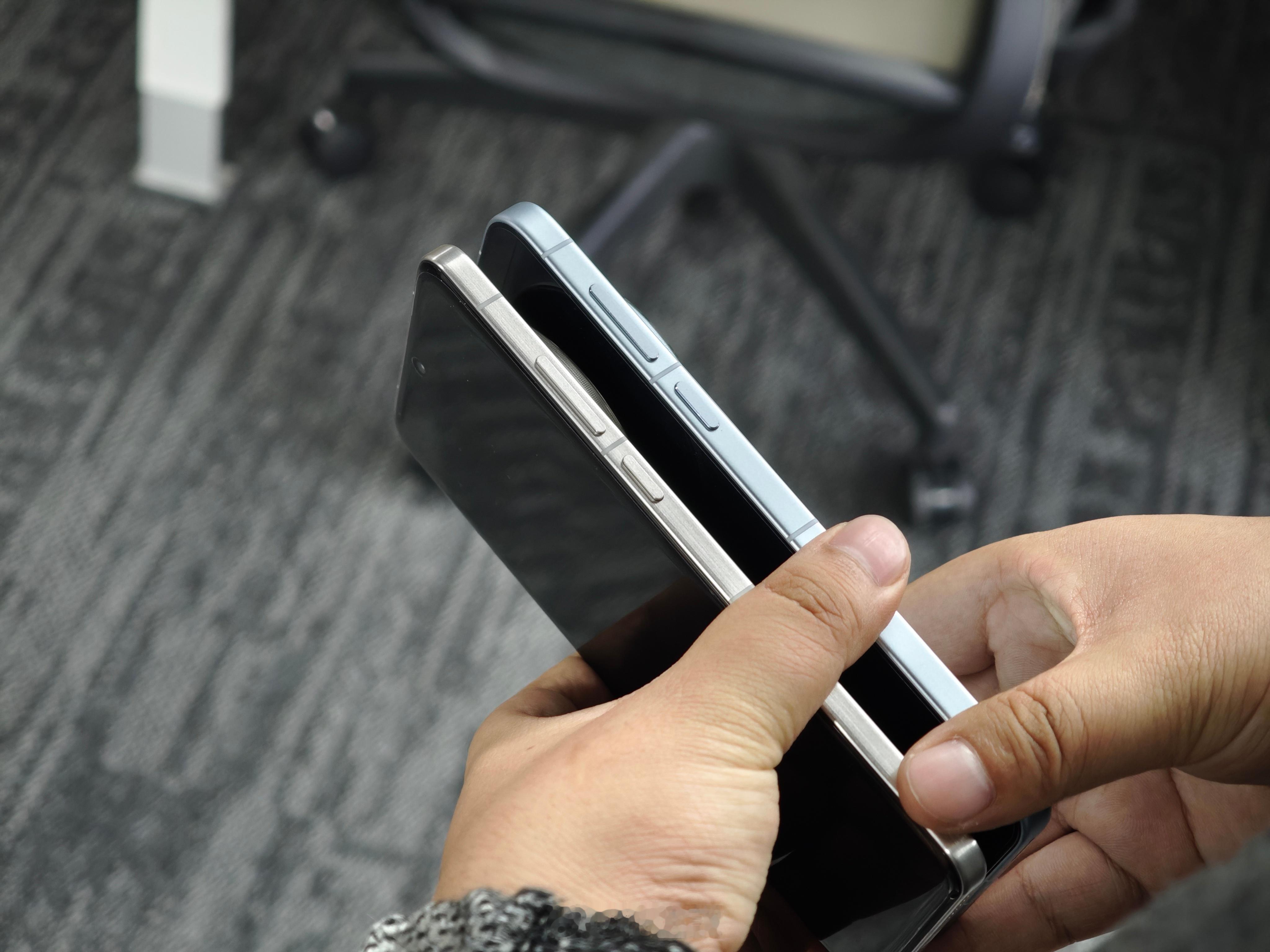 今年vivoX300Pro的锁屏键和音量键往上移了一点儿手机本体不算小，位置