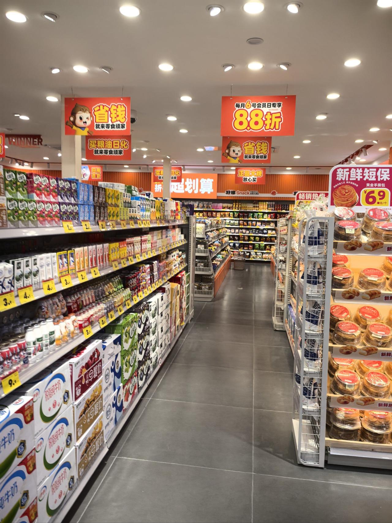 零食店的模式零食很忙与赵一鸣合并后的"明明很忙"，正式登陆港交所，门店数突破2