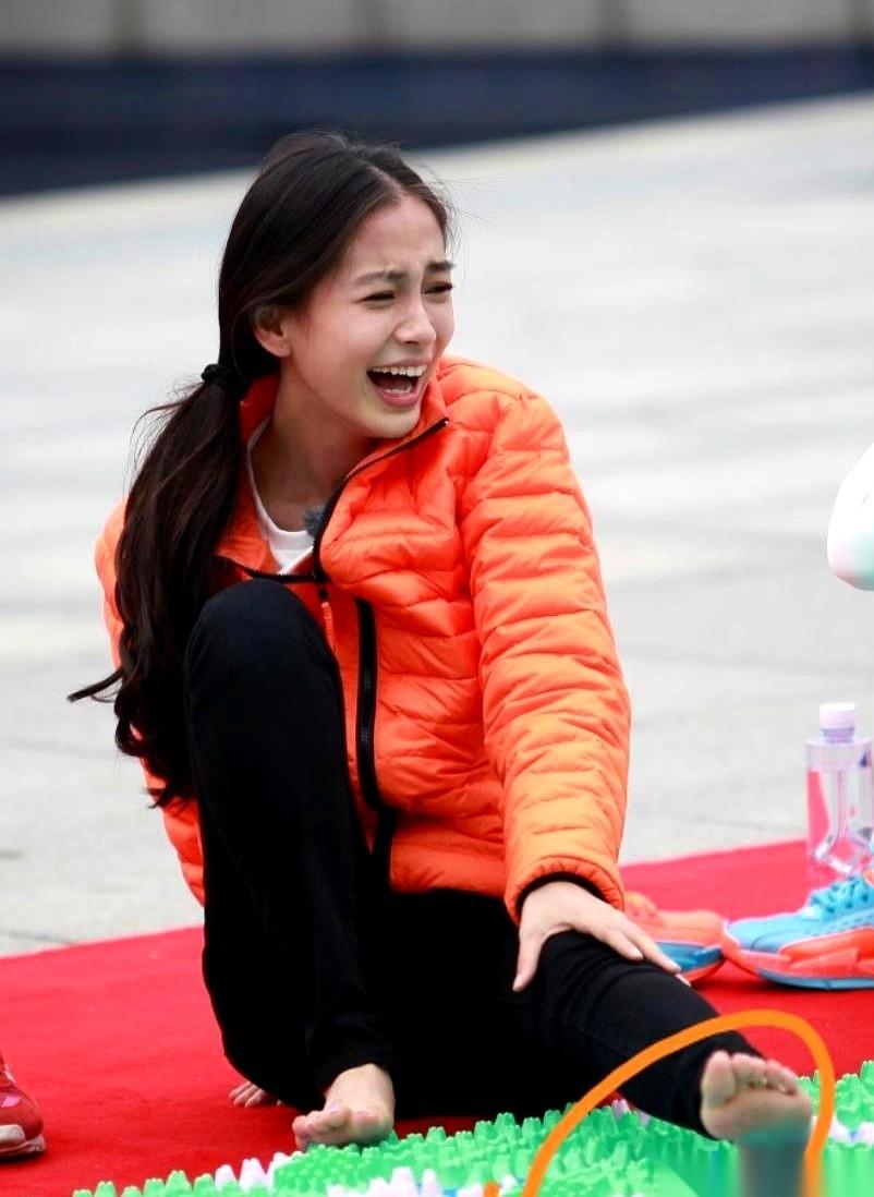 都说黄晓明给了杨颖一场世纪婚礼，请柬烫金，半个娱乐圈都得到场。但那又怎样？七