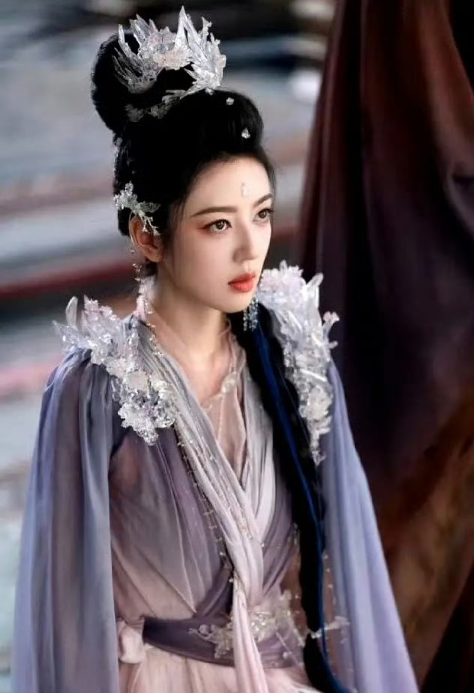 白鹿的《临江仙》女二何瑞贤开始营销了。白鹿前几次确实被艳压了，但是何瑞贤艳压白鹿