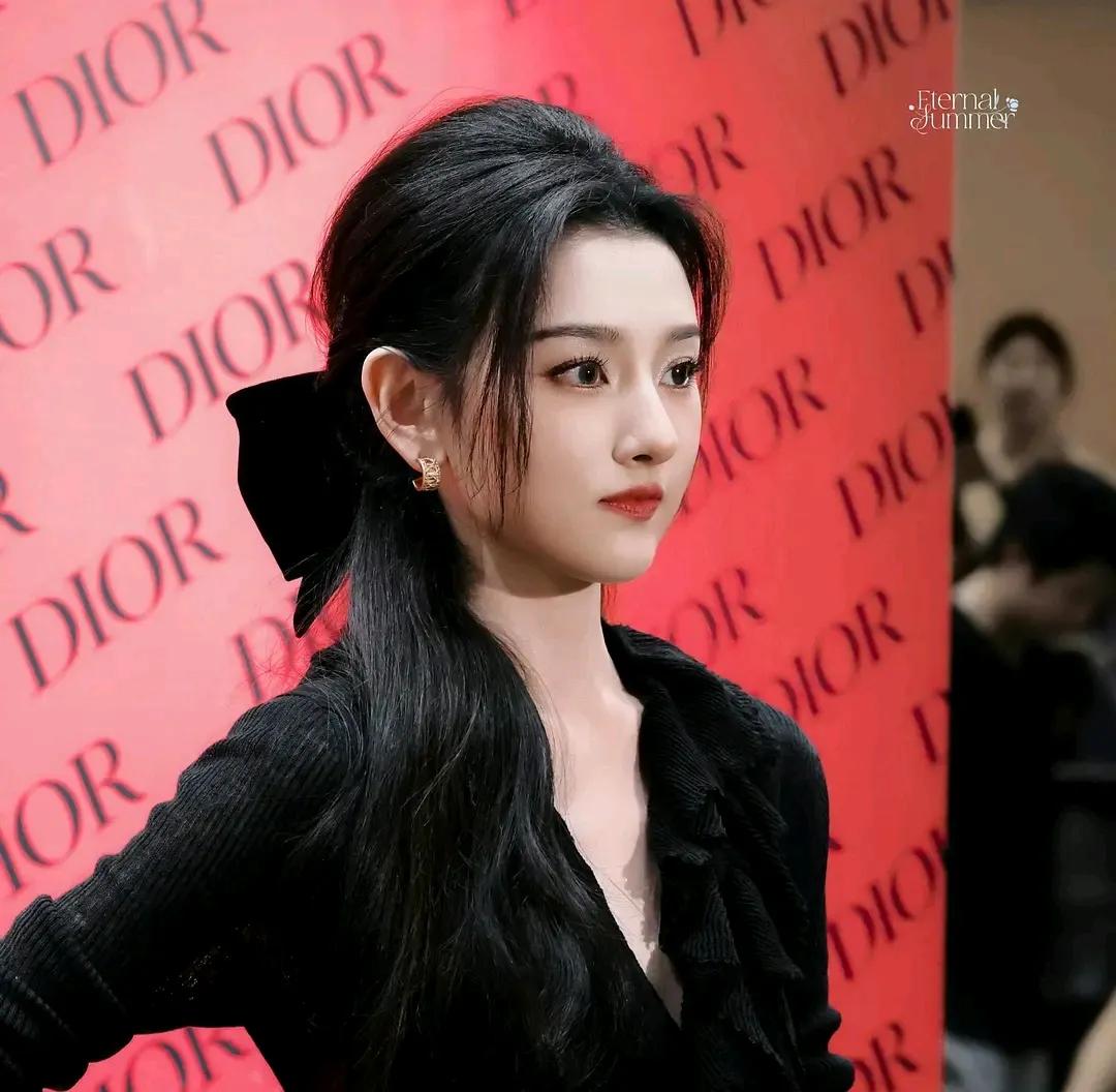宋祖儿迪奥线下活动照也太美了吧！她真的是等比例长大，颜值身材眼里都没有问题，