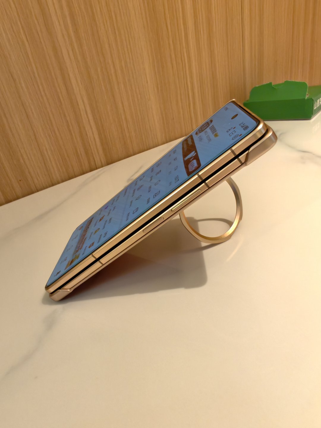 荣耀MagicV6这个官方保护壳的金属扣，真是神器，太好用了之前几代也有，