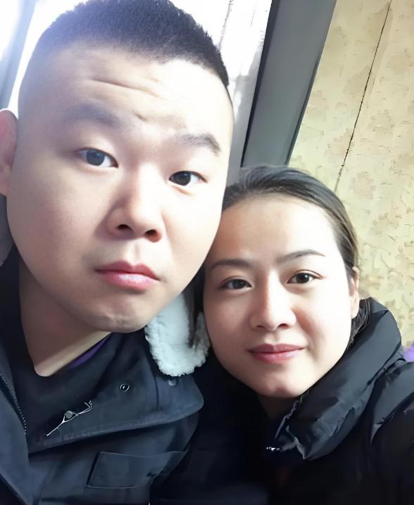 2010年，岳云鹏第一次去见郑敏的家里见她父母。他对着二老实诚的说道：我每个月工