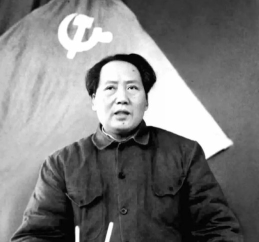 有一次，一位西方记者采访毛主席，问了一个让众人为难的问题，“主席先生，新中国建立