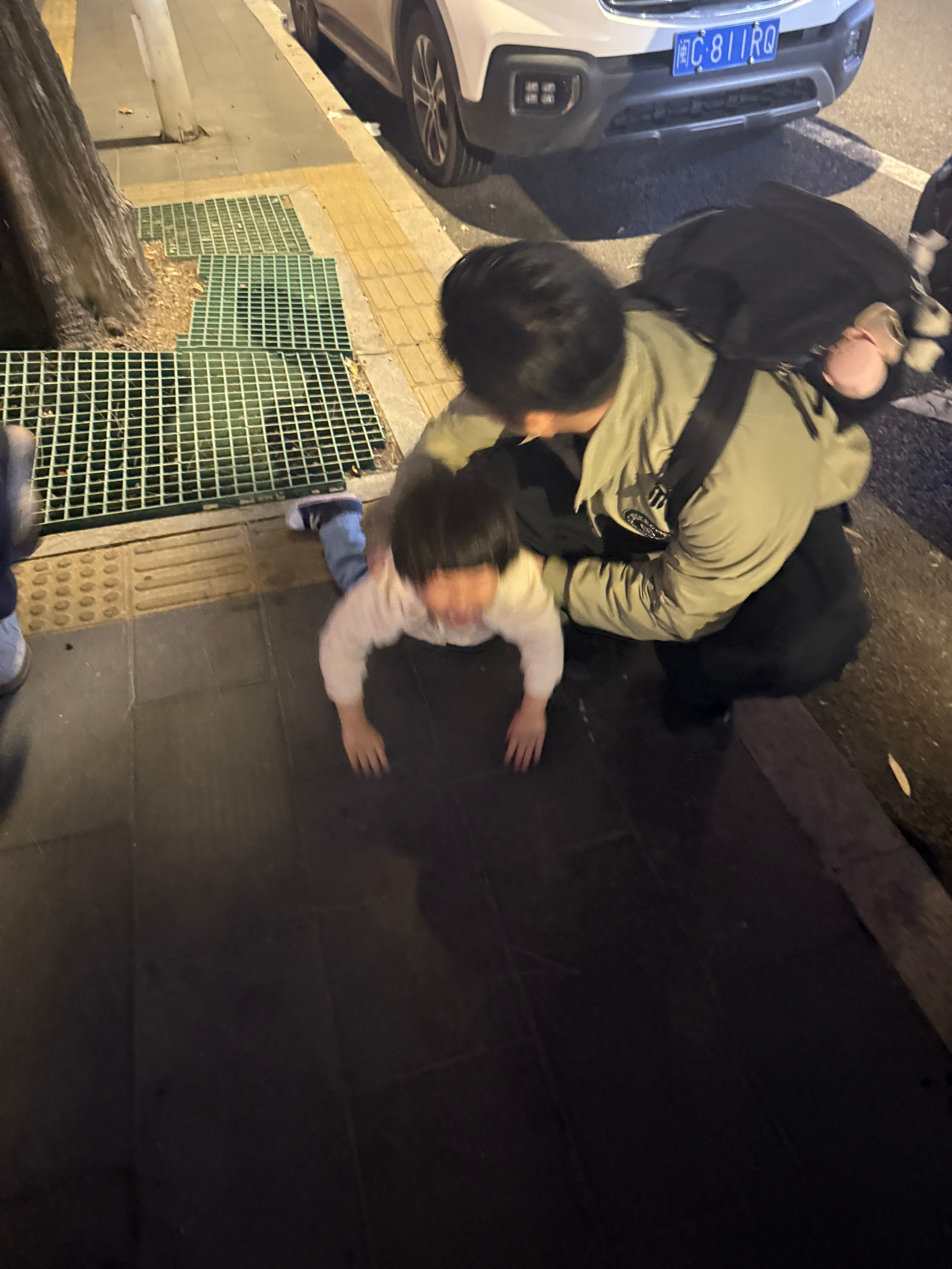 饭店排位25分钟，所以去街上逛逛结果我一看手机，还有三分钟就到我们了我在前面跑球