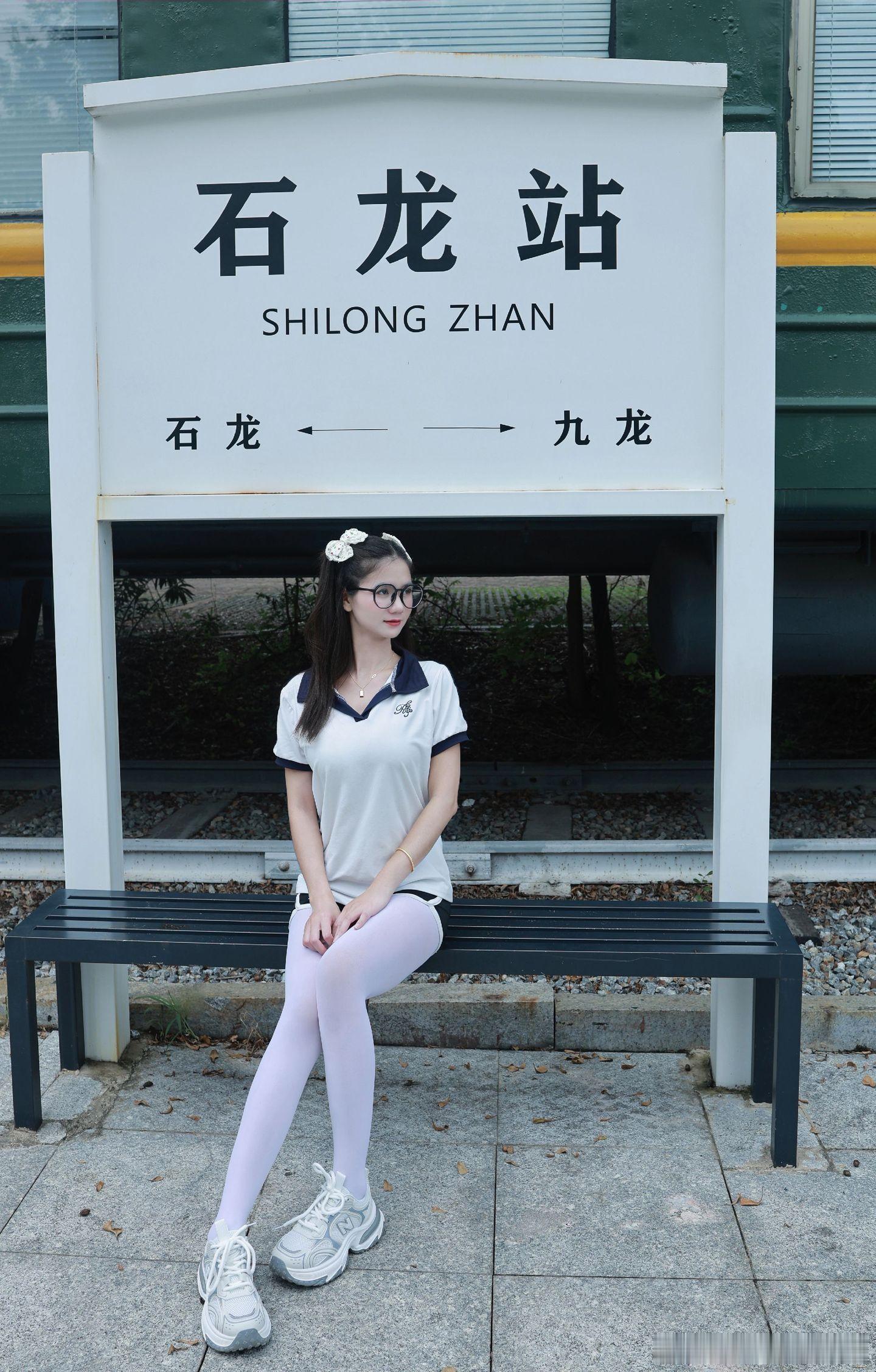 戴眼镜穿丝袜，可爱又迷人~