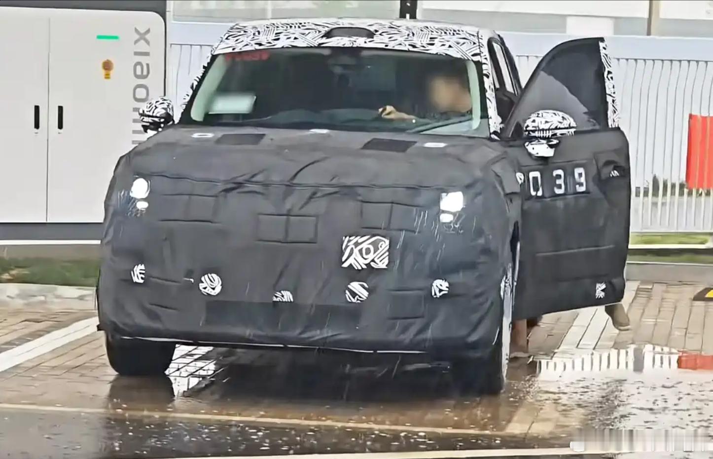 代号“昆仑”的小米全尺寸增程SUV，谍照再度曝光从侧面比例来看，我并不同意很多人