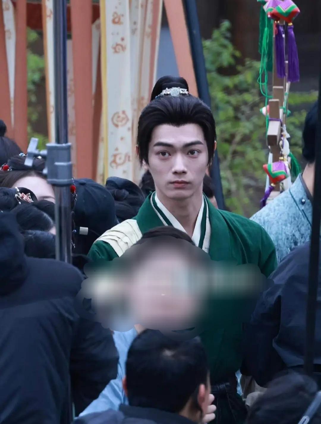 许凯经历爆料后，面相都憔悴了哦！有时候觉得生粉挺可怜的，稍不注意就是嫂子出没