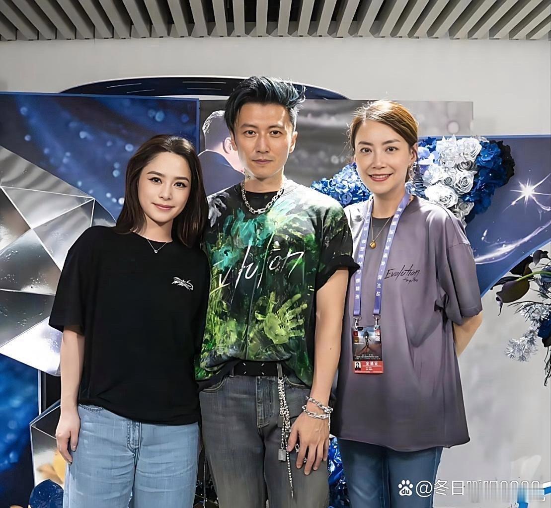 细看谢霆锋的神态，怎么总觉得他透着些不自在，难道是紧张了？​​​