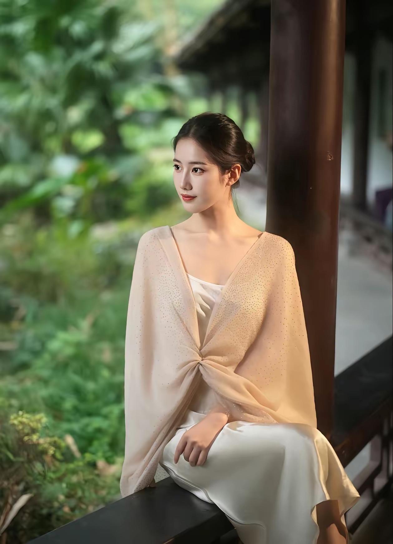 在情绪流动时，做一位安静的观察者，不抗拒，不沉溺。在成长静默时，做一位耐心的耕耘