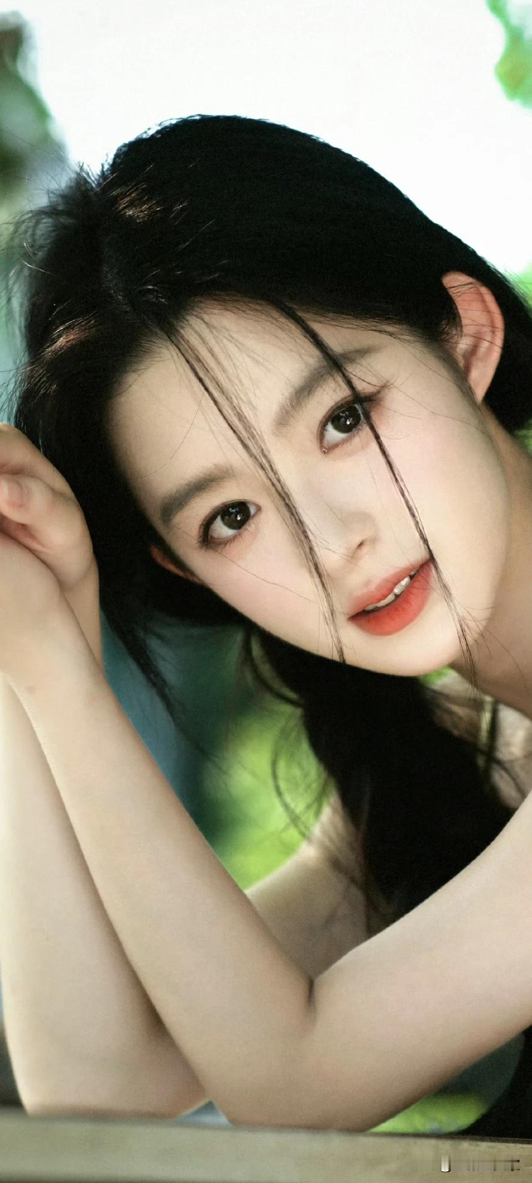 黄杨钿甜～夏日清新，绿意盎然，少女在树荫下轻轻一笑。