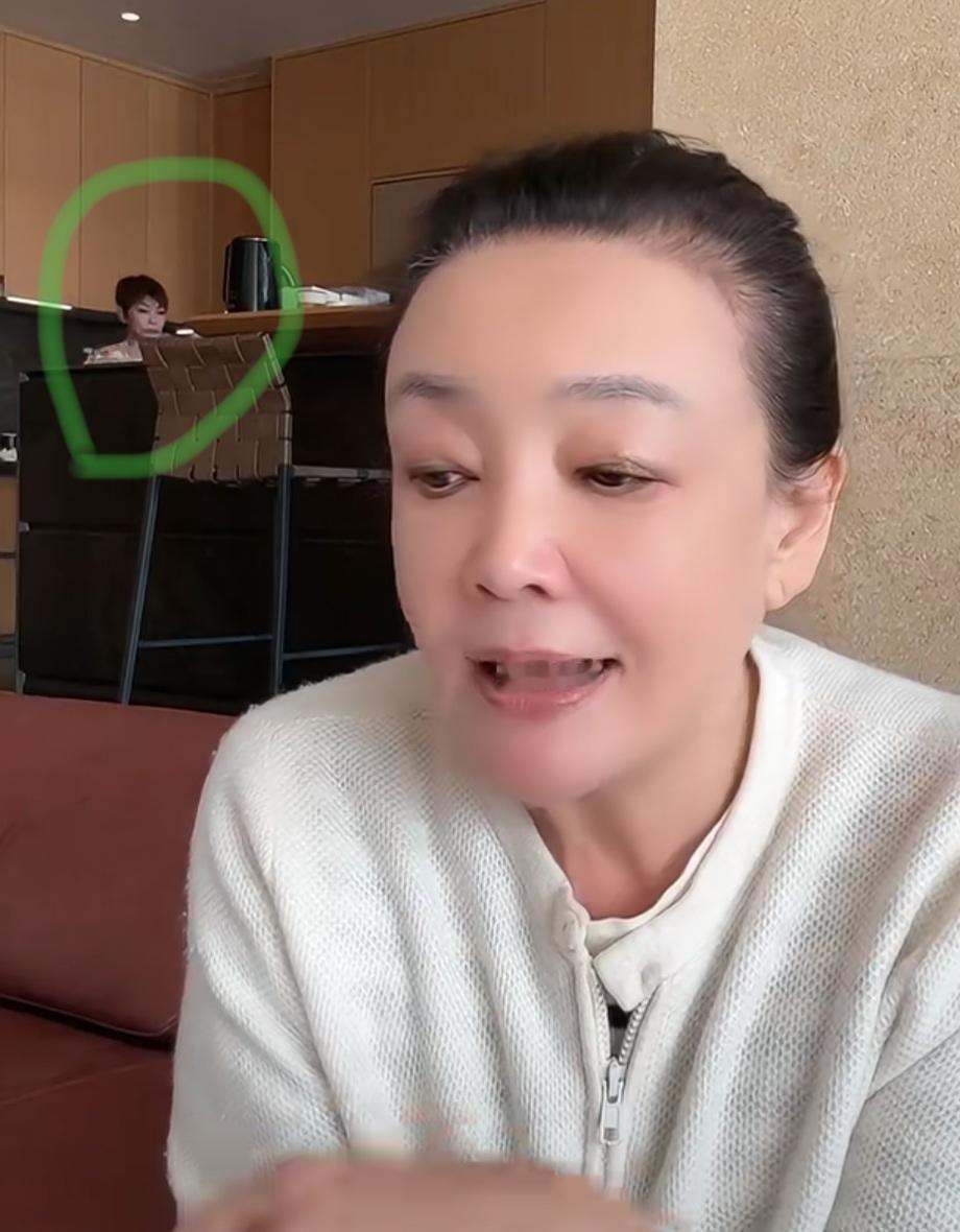 马筱梅的妈妈真是好样的。她和小杨阿姨带着玥玥和小霖霖回北京住在亲家张兰那里，然