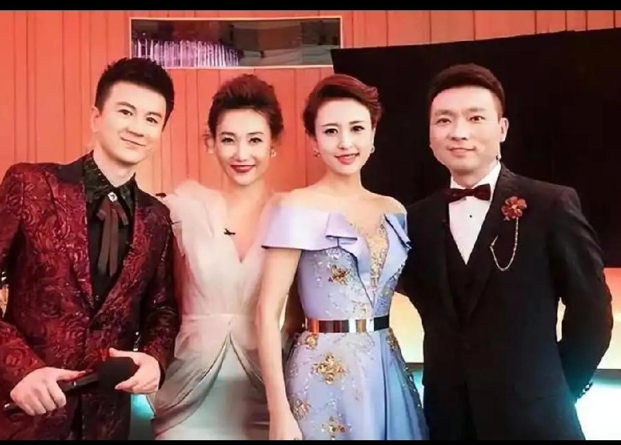 这是四位著名主持人合影照片。看了这张照片，我有一点感受，就是