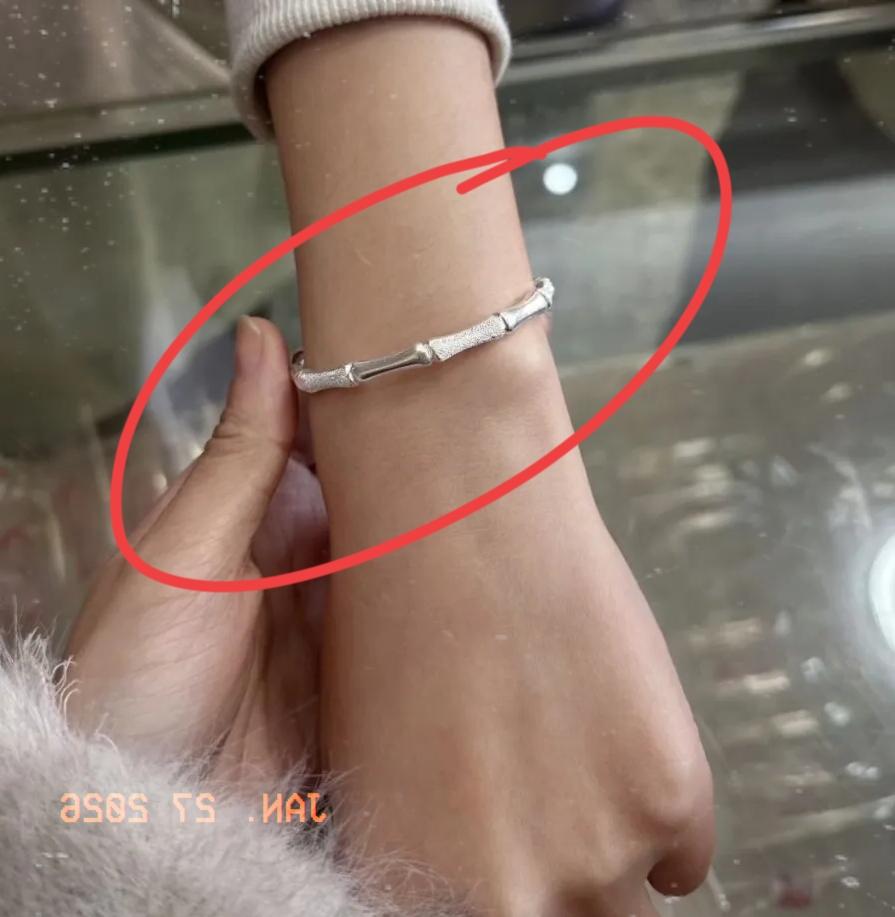 今天才知道银镯子已经买不起了1月26日，发了工资想犒劳一下自己，发现银子回