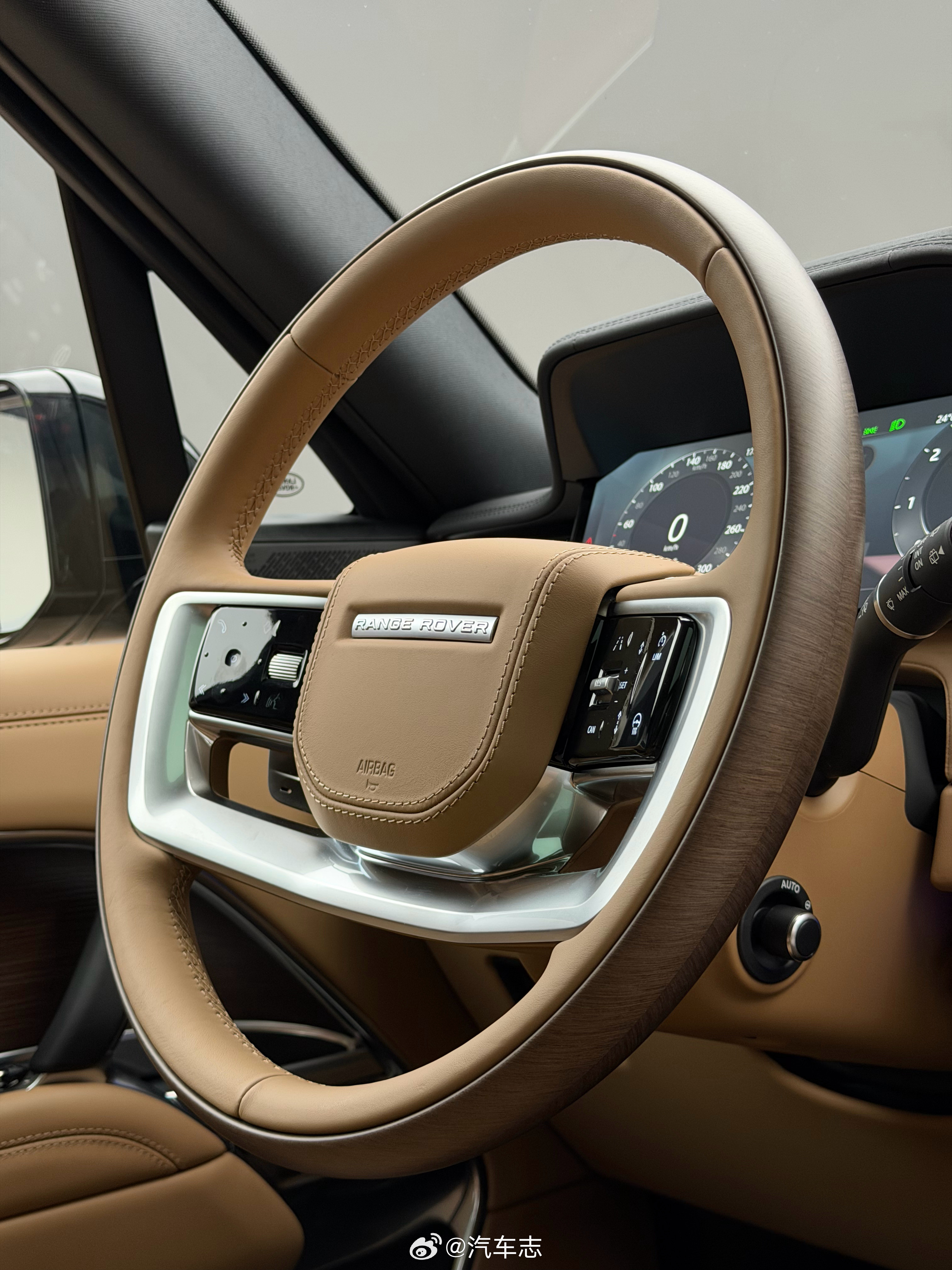 太喜欢方向盘这一圈木头了，温润的质感路虎揽胜