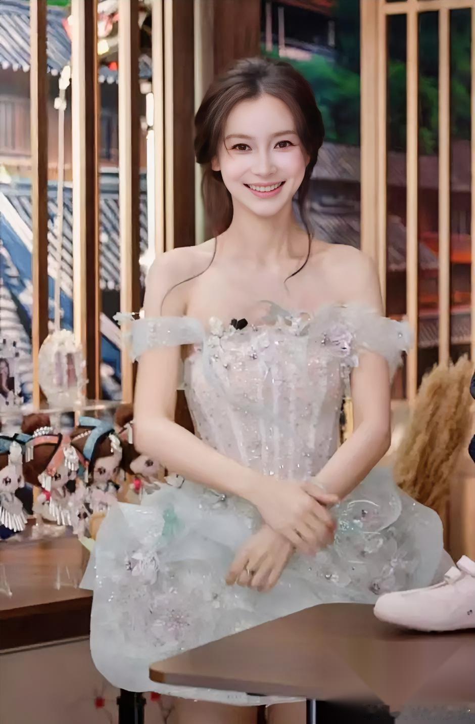 估计黄晓明的后槽牙都要咬碎了，他万万没想到，有个男人给Angelabany刷