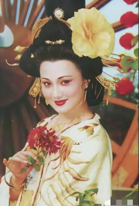 林芳兵太美啦！浑身散发着迷人的气质，一双迷人的眼睛，真的很漂亮！浑身充满着迷