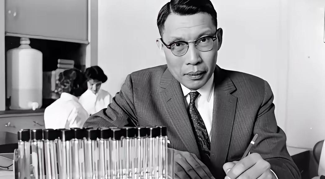 1950年春，北大一位教授悄悄把家里米缸加满了米，装出一副还要回来的样子。然后留