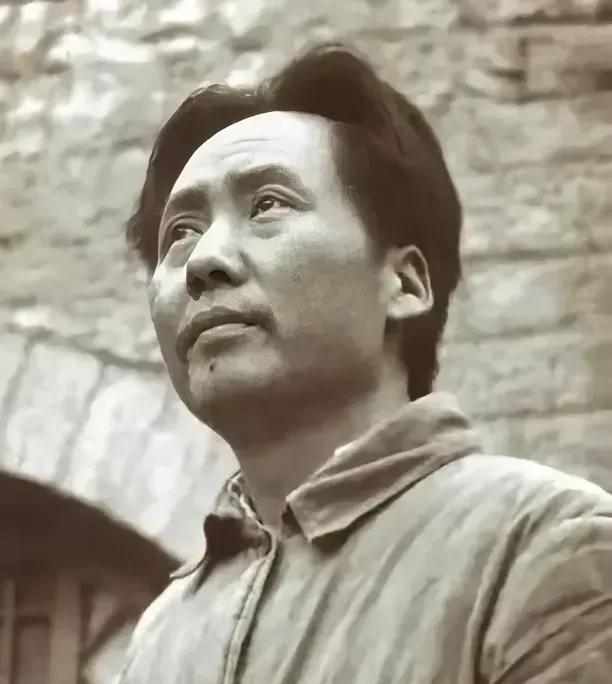 半条鲤鱼毛主席爱吃红烧肉和鲤鱼，转战陕北期间住在杨家沟时，贺龙