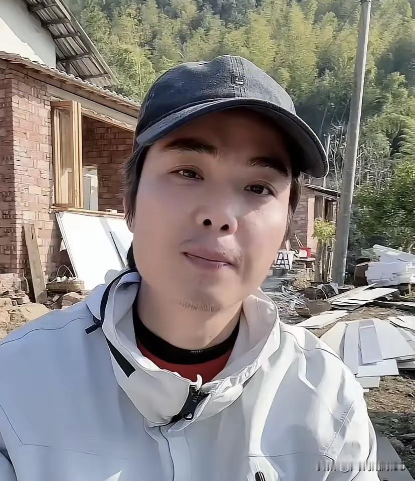 人生起起落落，越是高光时刻越需要低调和踏实。偶然间刷到广西大网红覃进展的直播，内