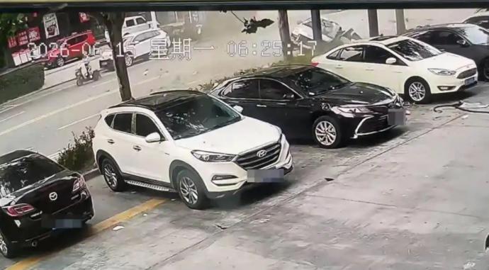太可怕了！2026年6月15号清晨6点25分，江苏连云港灌南县的灌河路上，一声巨