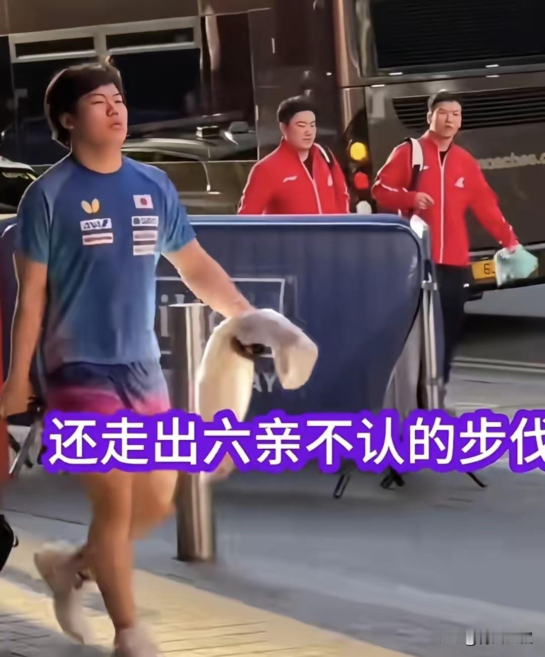 好家伙！松岛辉空的职业生涯，肯定不会长了！傍晚的时候，各国球员一起下训，