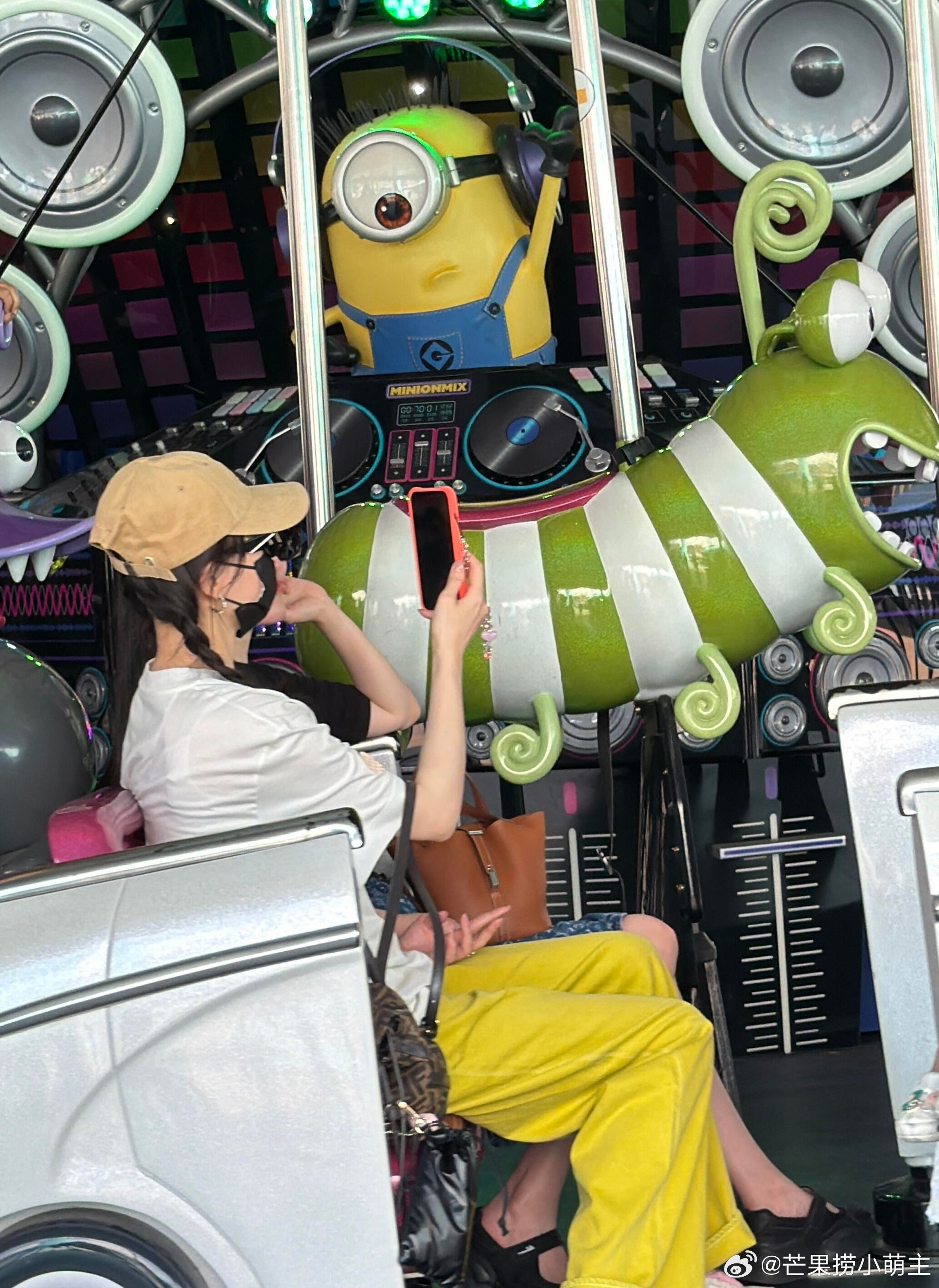 唐嫣给罗晋和女儿拍照唐嫣罗晋女儿6岁了唐嫣罗晋陪女儿乐园游玩，罗晋满眼女儿，唐