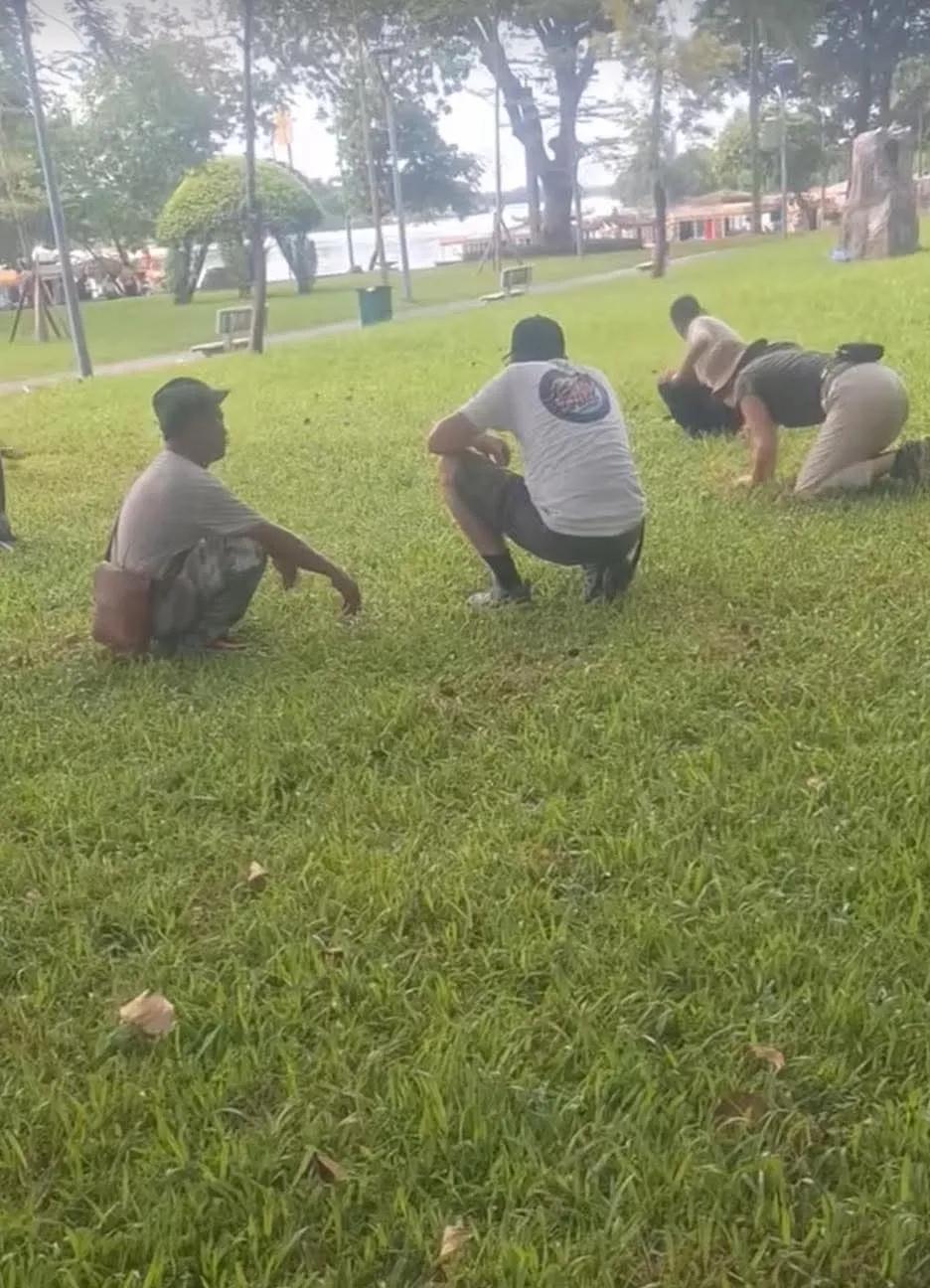 越南顺化河边发生了不可思议的一幕，一大群人像掉钱一样在地上翻找着什么东西，从白天
