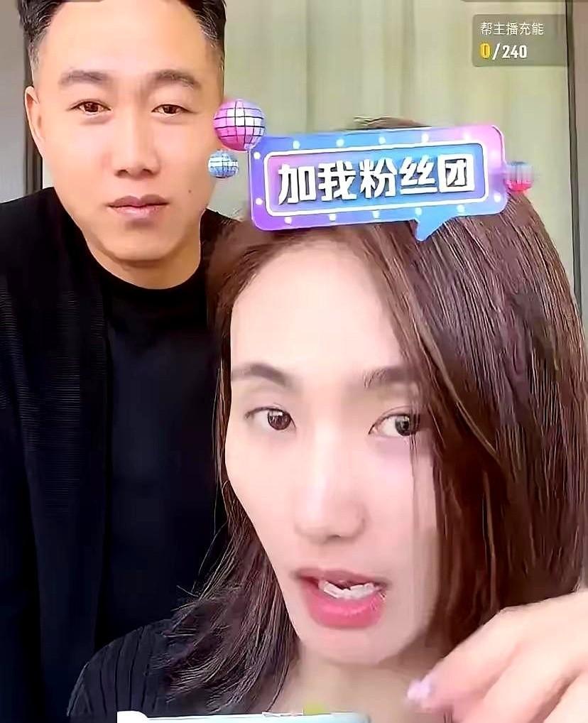 他们今年十月刚离的婚。但现在，她关掉自己直播间的打赏功能，拼命帮前夫搞钱。李