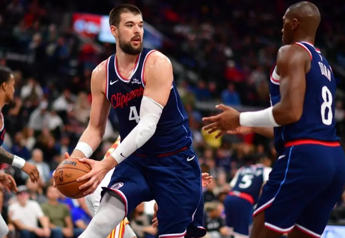 祖巴茨和哈登并不适配。任何群体都有球盲。当年哈登刚到火箭，跟霍华德组成双核。