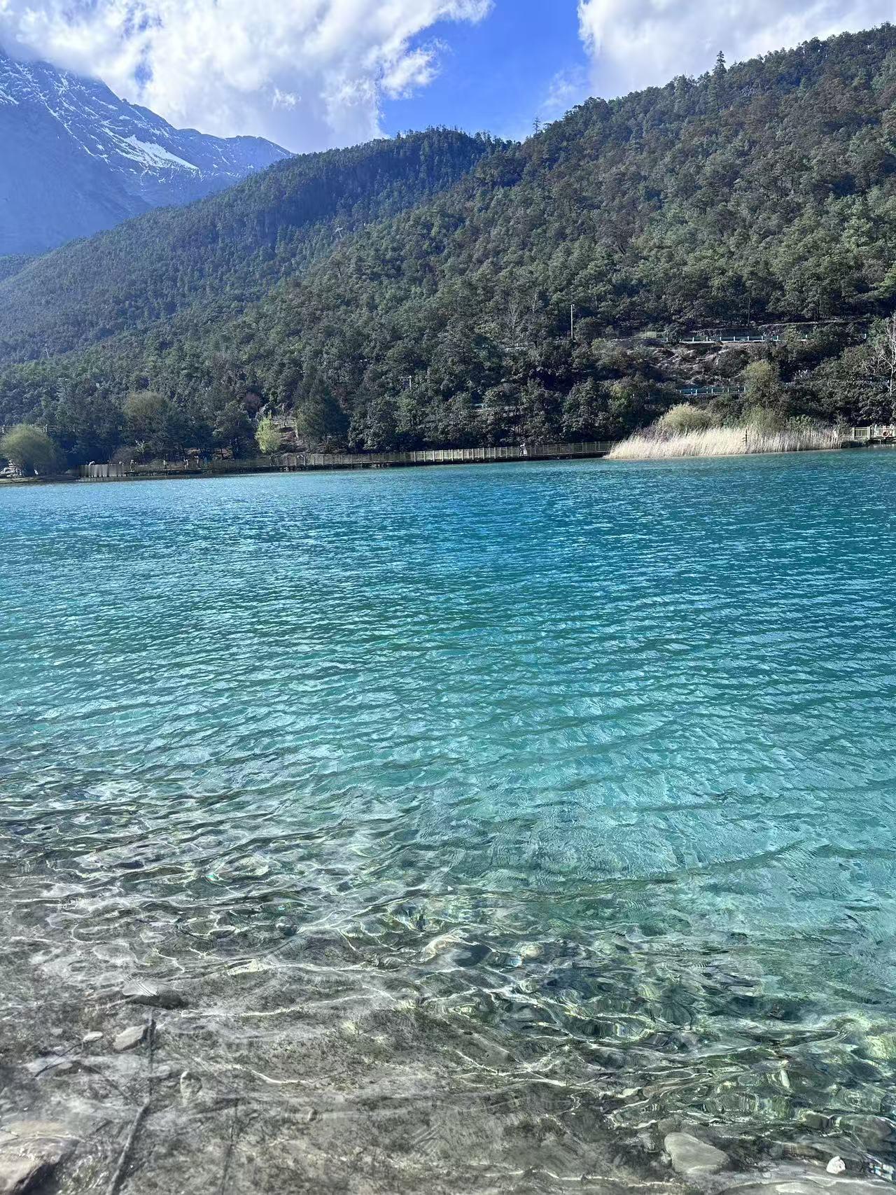 在单位里，下等人交朋友用心计，算计一个是一个；中等人交朋友凭喜好，与人来往看心情