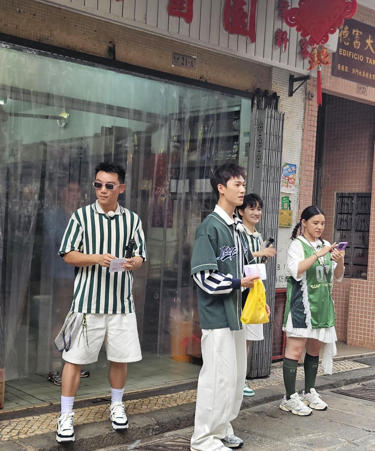 澳门偶遇白鹿周深！《跑男》去到澳门拍摄，白鹿近照也太美了吧，身材比例超好，这一身