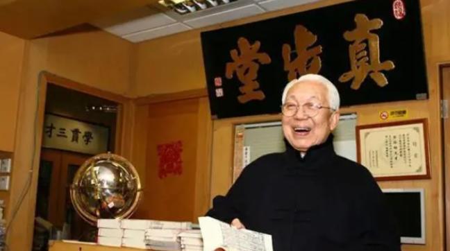 2006年，香港顶级风水大师蔡伯励：为霍英东选坟，“劝”何鸿燊一年后下葬。在霍英