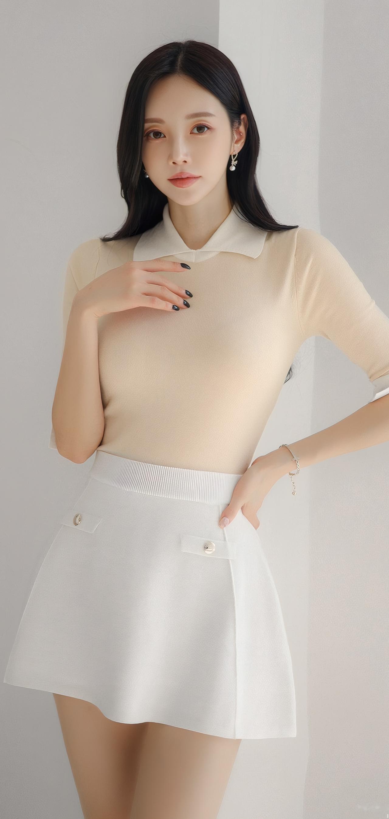 优雅气质穿搭，米色毛衣搭配白色短裙，简约而不失时尚感。