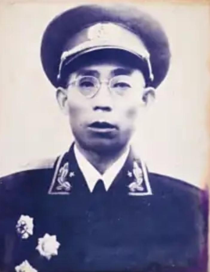 1939年齐会战役中，八路军第120师715团团长李文清从缴获的战利品中翻出一支