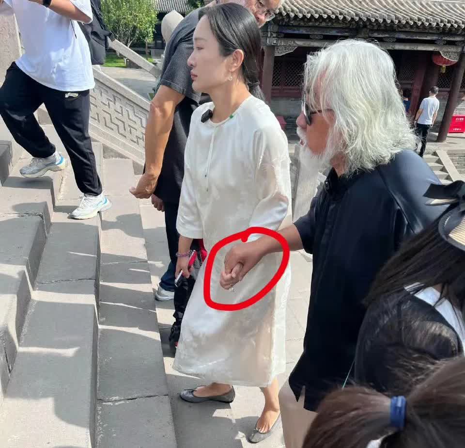 网友偶遇张纪中和他老婆，感觉他老婆生无可恋的样子​