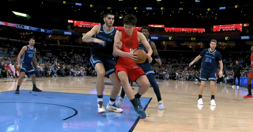 周志豪躲过一劫！这个回合，周志豪在防守杨瀚森时犯规动作非常明显，他先是用左手