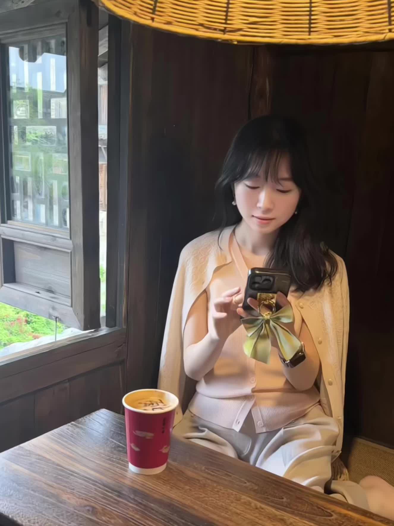 有什么事跟姐姐说 姐姐帮你解决好不好
