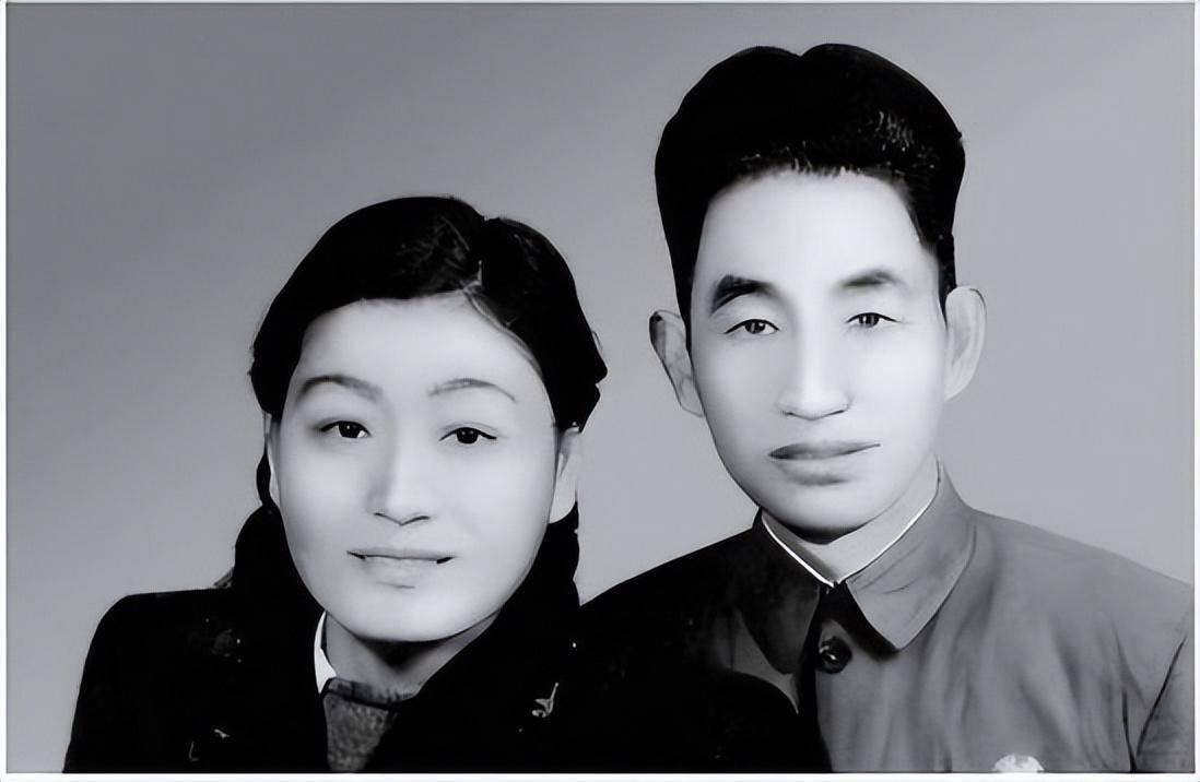 1949年初春，南京，汤恩伯的"京沪杭警备总司令部"内，电话铃响。一位年轻参谋抓