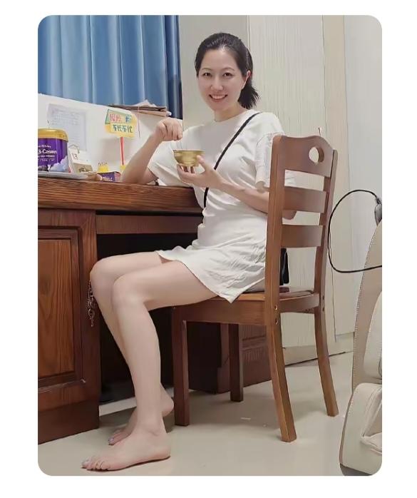 脚丫好干净，不涂趾甲油，看起来真清纯。