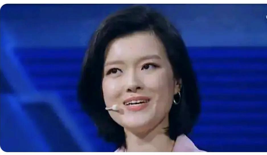 皱韵在央视主持人大赛里表现的其实挺好的！刚开始看她的时候确实感觉到有点别扭，