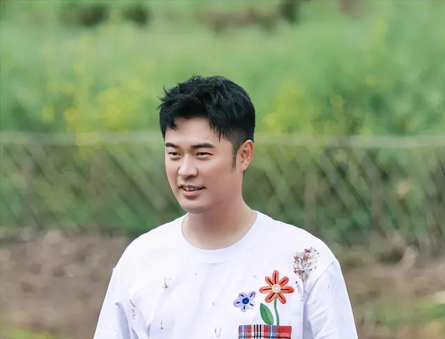 谢娜昨天把手机摔在化妆台上，手都在抖。偷拍者第四次把女儿正面照高价卖给营销号，