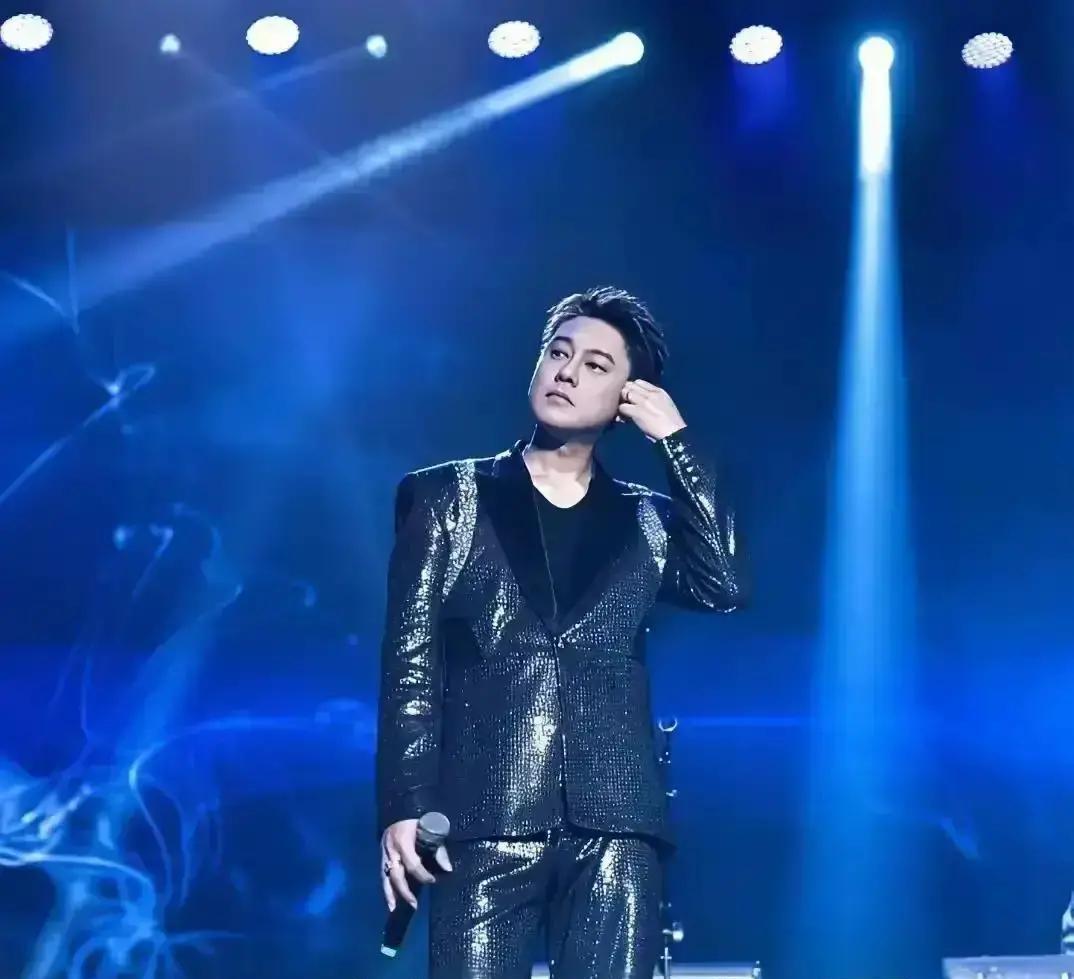 当偶像剧里的霸总还在壁咚时他靠一盒凤梨酥单月卖出5000万凌晨三点，