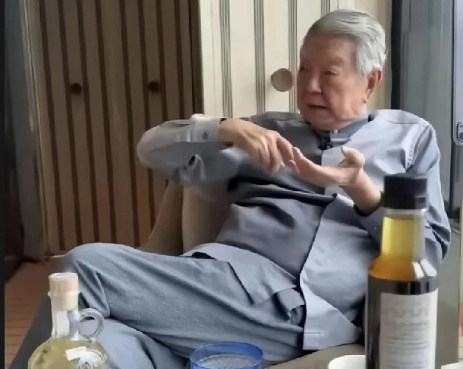 蔡澜把酒店当养老院的做法值得借鉴。他在妻子离世后，决然变卖上亿房产，住进香港维