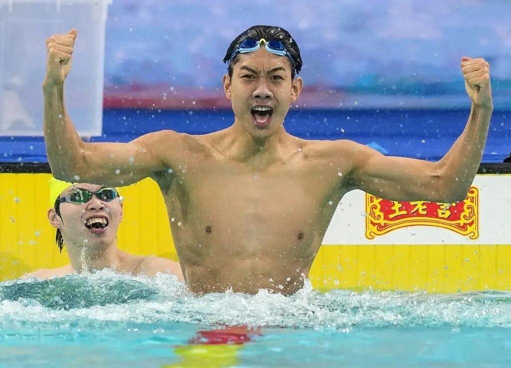 外媒震撼！张展硕1:42.92史上最快单圈，中国队逆转夺金。接棒时还落后1秒89
