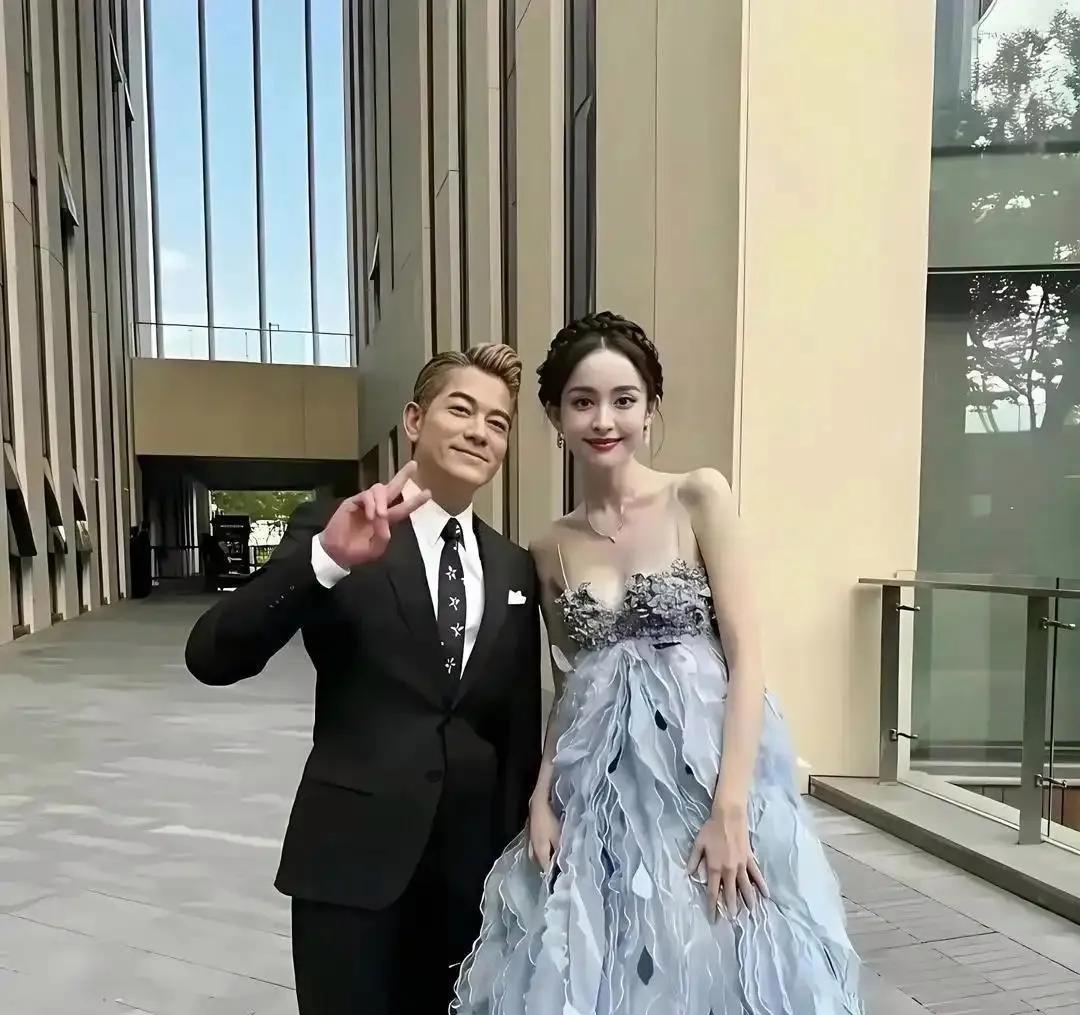 郭富城这张合影简直是“灾难现场”，天王那张几十年扛打的脸，竟然被旁边的路人小姐姐