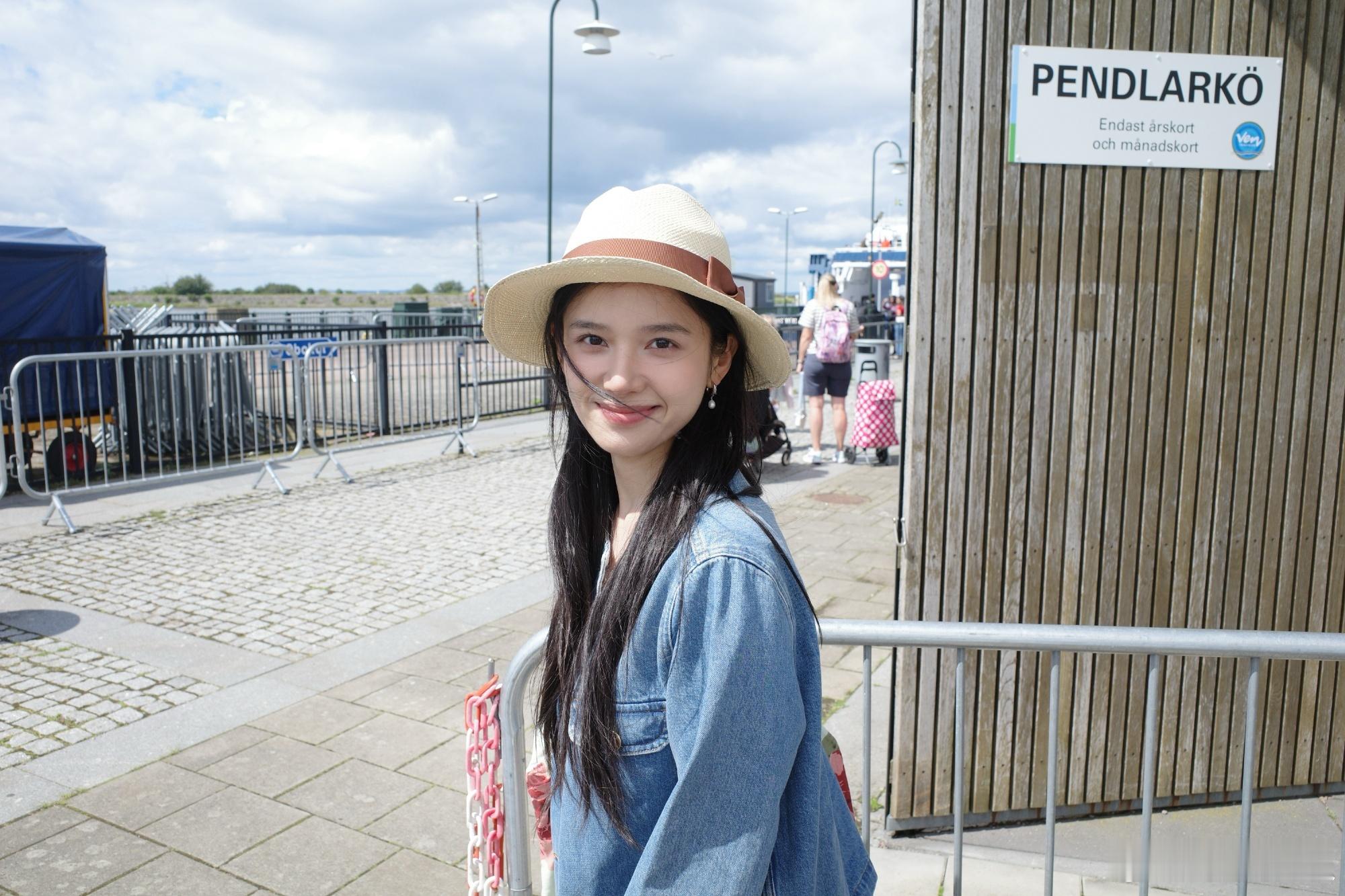 张婧仪和花的合照张婧仪好喜欢和花合照张婧仪晒维恩岛碎片，是喜欢和花合照的公主，