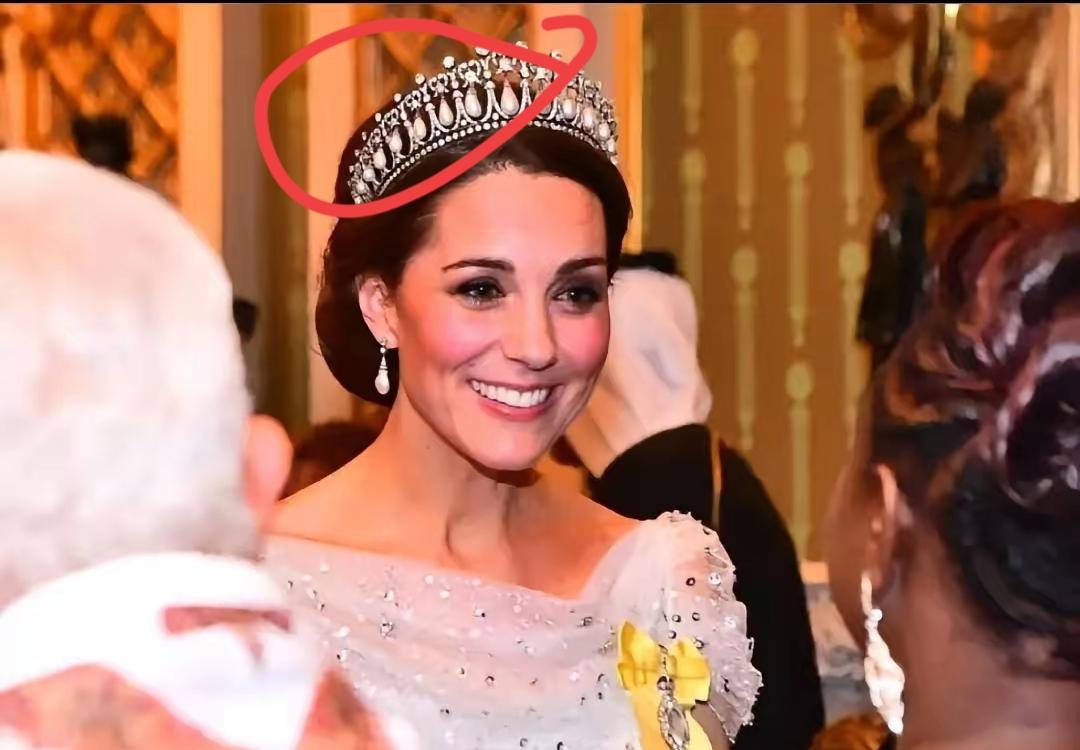 这样一看,凯特还是没有实权呢?为何?很简单,她的王冠也就两个,一个是珍珠泪王冠